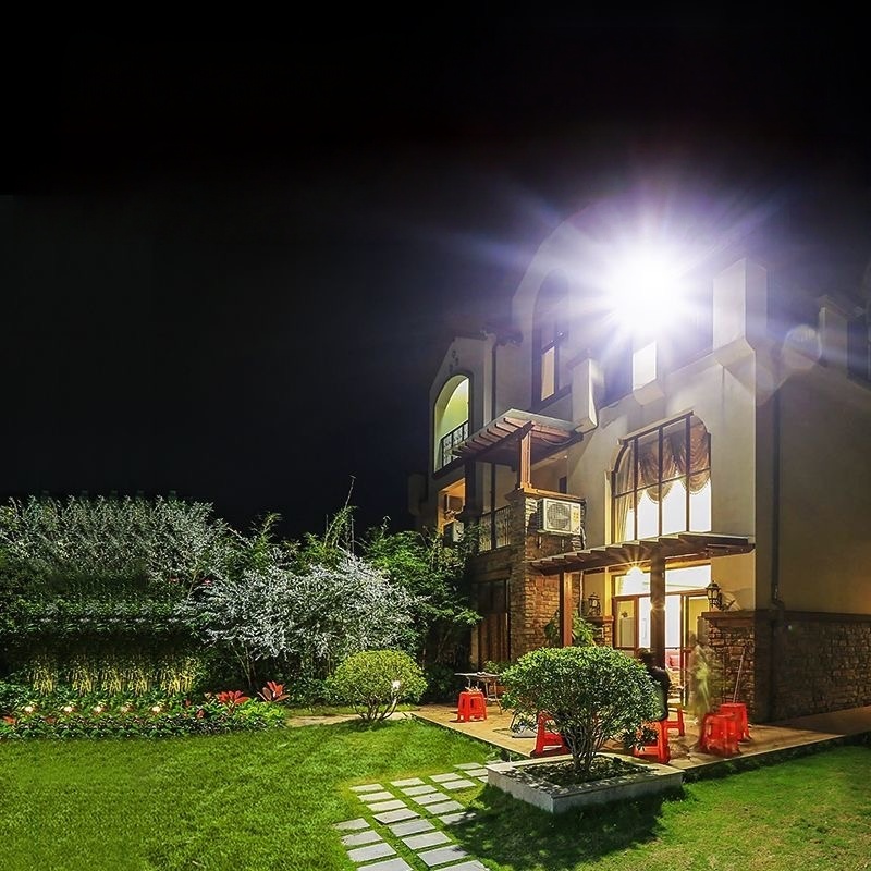 Najmocniejsza lampa solarna LE – Outdoor Power Outlet Weatherproof recenzja i cena
